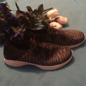 Skechers 9.5 you walk sneakers black New!